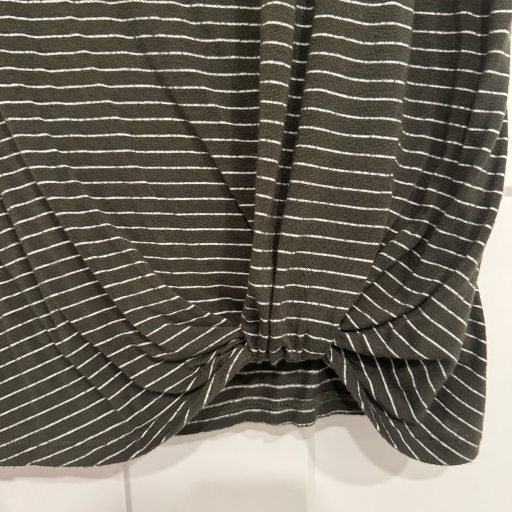 Women’s size Large | Nine Britton Tshirt - Picture 4 of 6